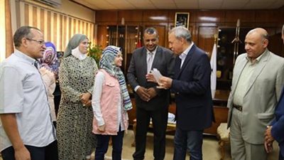 صور.. محافظ قنا يُكرم الأولى على الجمهورية بـ الثانوية العامة 2018