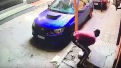 فيديو .. شاب يسرق غطاء بالوعة