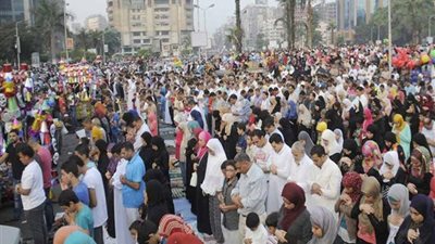 حكم صلاة الرجال بجوار النساء في العيد