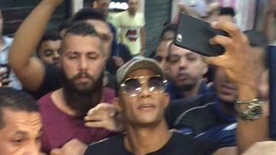 صور العشرات يلتقون سيلفي مع محمد رمضان اثناء احتفال 
