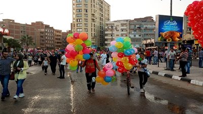 صور.. انتشار بـائعي البالونات عقب صلاة عيد الاضحى 2018 بـ البحيرة