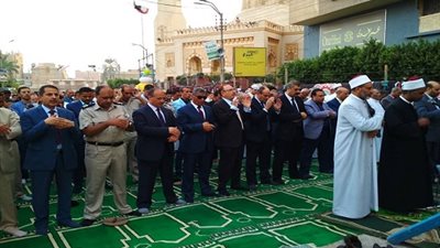 محافظ بني سويف يؤدي صلاة عيد الاضحى 2018 يصلي عيد بساحة مسجد عمر بن عبدالعزيز