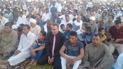 صور.. رئيس مدينة طامية يؤدي صلاة عيد الأضحى 2018 بساحة وسط المدينة
