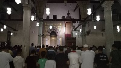 صور.. توافد المئات على جامع عمرو بن العاص لأداء صلاة عيد الأضحى 2018