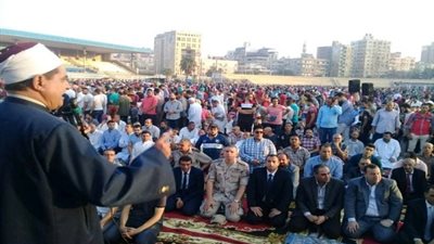 صور.. مدير أمن البحيرة يؤدي صلاة عيد الاضحي باستاد دمنهور