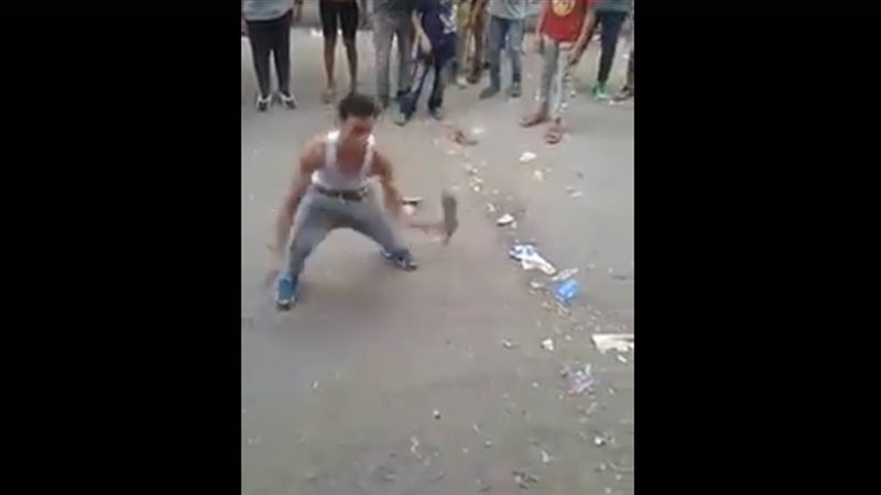 شاب يرقص بسنجة 