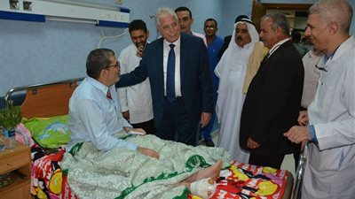 محافظ جنوب سيناء يوزع 