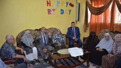محافظ الإسماعيلية يهنئ نزلاء دار الضيافة لرعاية المسنين بمناسبة عيد الأضحى 2018