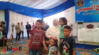 فيديو.. الرئيس يعفو والغارمين يحتفلون بالعيد وسط عائلتهم.. الإفراج عن أم تركت خمس أبناء دون عائل بسبب الديون 
