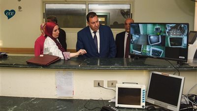 صور.. سكرتير عام الإسكندرية يتفقد المستشفيات للاطمئنان على الخدمات المقدمة