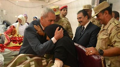 محافظ السويس وقائد الجيش الثالث يهنئان المرضى بالمستشفى العام بمناسبة عيد الأضحى 2018