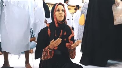 فيديو.. مذيعة mtv تؤدي فريضة الحج