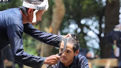 فيديو.. حلاق صيني يحلق لـ زبائنه بـ المنجل  