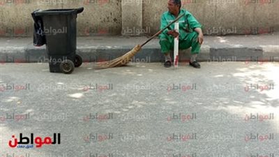 عمال النظافة يحتفلون بـ عيد الأضحى مع مقشاتهم برفقة سلات القمامة