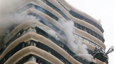 فيديو| اندلاع حريق هائل في مبنى سكني بالهند.. ومصرع 4 أشخاص