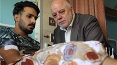 صور .. رئيس الوزراء العراقي يتفقد مصابي الجيش والشرطة في مستشفى مدينة الطب