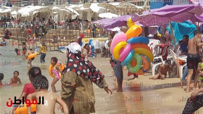صور.. شواطئ الإسكندرية تتزين بـ الزائرين في ثاني أيام عيد الأضحى 2018