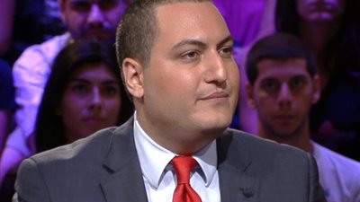 مذيع العربية يسقط بـ الكرسي على الهواء