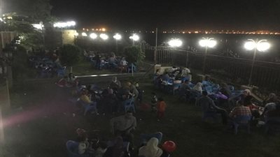 صور.. عروض فنية وهدايا للزوار بـ