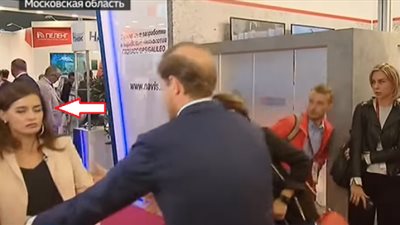شاهد كيف فقدت مراسلة الوعي وسقطت أرضًا خلال مقابلة على الهواء 