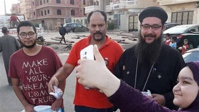 في ثالث أيام عيد الأضحى.. الأب يوسف يرفع شعار الله محبة ويسعد الأطفال بالهدايا