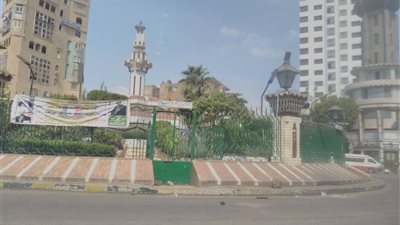 صور.. مجدي شريف يتابع أعمال النظافة في شوارع حي الساحل