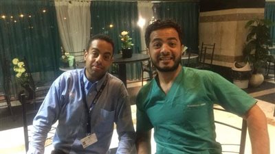 باسم الأمانة والضمير.. حارس مُستشفى زايد التخصصي يرفض مكافأة حقيبة الأموال التي عثر عليها