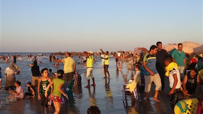صور.. شواطيء بلطيم تستقبل مليون زائر في ثالث أيام عيد الأضحى 2018