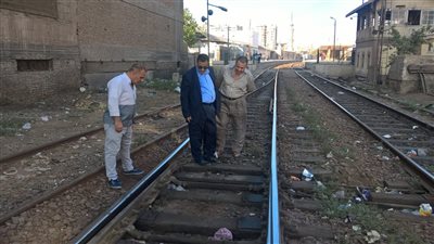 صور.. على غفلة.. رئيس السكك الحديدة يجري جولة تفتيشية على المزلقانات