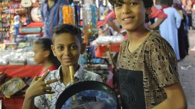 صور.. في ثالث أيام العيد.. المصريون يستنشقون عبق التاريخ من شارع المعز