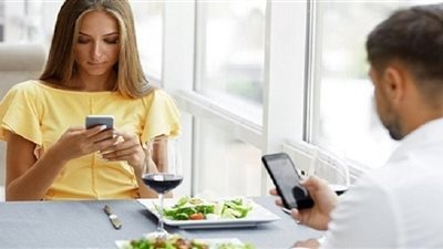 النتائج السلبية لاستخدام الهاتف المحمول أثناء تناول الطعام