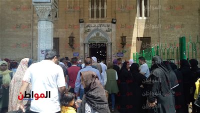 صور.. توافد المصلين لأداء صلاة الجمعة بـ مسجد الحسين في رابع أيام عيد الأضحى 2018