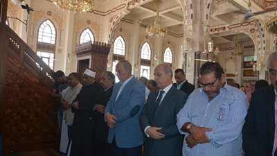 محافظ البحر الأحمر ووزير الأوقاف يؤديان صلاة الجمعة بمسجد الميناء الكبير بالغردقة