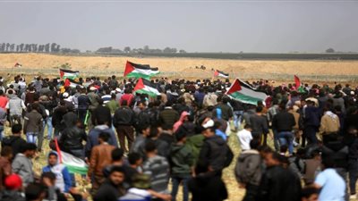 فيديو.. اشتباكات بين قوات الاحتلال والفلسطينيين أمام السياج الفاصل شرقي خانيونس