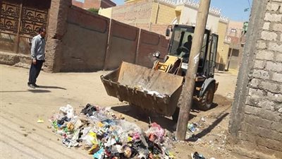صور.. رفع وتوريد 50 طن مخلفات وقمامة بحملة نظافة بمدينة سمسطا ببني سويف 