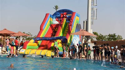 صور.. إقبال كبير على الألعاب المائية بـ الأهلي في رابع أيام عيد الأضحي