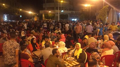 صور وفيديو.. في رابع أيام عيد الأضحى.. أجواء احتفالية تخيم على شارعي طلعت حرب والألفي