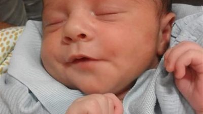 العثور علي طفل رضيع ملقى أمام منزل في البحيرة 