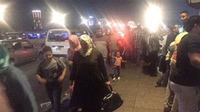 صور.. المصريون يواصلون احتفالات عيد الأضحى في منطقة كوبري قصر النيل 