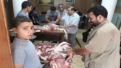صور.. توزيع ٤٠٠ كيلو لحوم علي الأسر المعيلة بـ قليوب