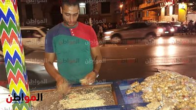 محمد نبوت الغفير .. شاب حول عربته إلى مصنع عسلية متحرك في الإسكندرية