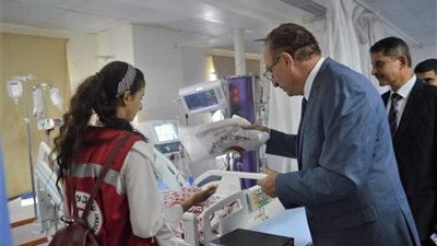 الهلال الأحمر ببني سويف يوزع هدايا لمرضى المستشفيات