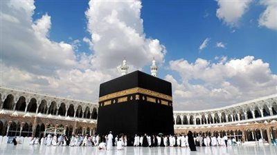 فيديو .. حجاج صينيون يودعون الكعبة بالدموع ويرفضون إعطاء ظهورهم لها