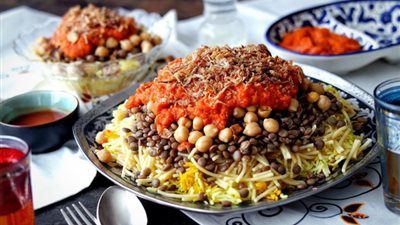 الكشري يتربع على عرش الأكلات المصرية المنتشرة وسط الحجاج