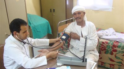 الكشف علي 600 حالة خلال قافلة طبية بـ دجوي في القليوبية