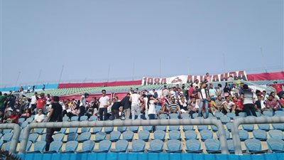 صور.. الجماهير تتوافد على مدرجات الدفاع الجوي لحضور السوبر الإماراتي