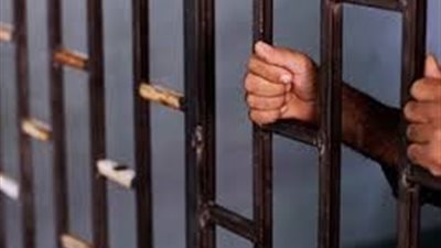 ضبط سائق بحوزته أسلحة وذخيرة فى سوهاج
