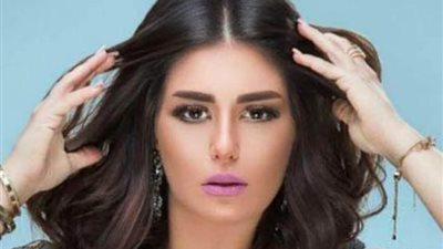 صور مثيرة تفضح خطايا منة فضالي الثلاثة في عطلتها الصيفية