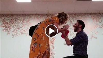 فيديو| شاب فاضي.. يفاجئ حبيبته بطلب يدها ولكن بالألغاز 