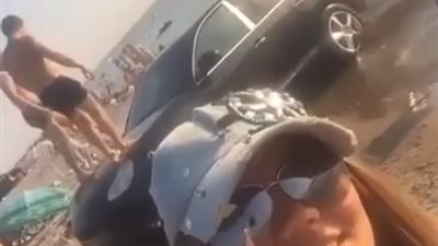 فيديو| يا ولاد المجانين.. شباب يحولون سياراتهم إلى لعبة ملاهي مائية 